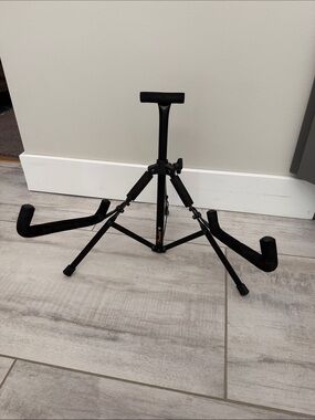 Fender Black Foldable Guitar Stand with Padded Arms